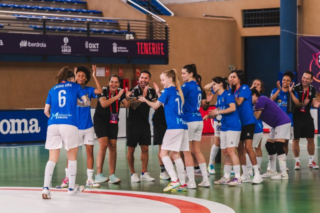 Jugadoras del Melilla Torreblanca celebrando una victoria en el fútbol sala femenino