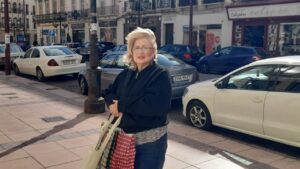 Mujer en la calle de Melilla con bolsas de compras