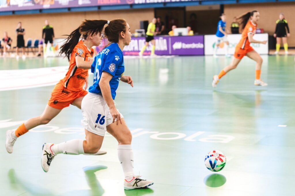 Jugadoras del Melilla Torreblanca compiten en un partido de fútbol sala femenino.