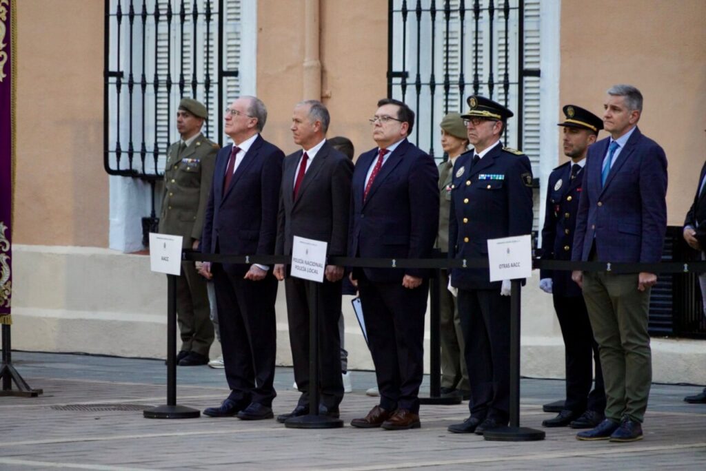 Autoridades presentes en el arriado de bandera en Melilla