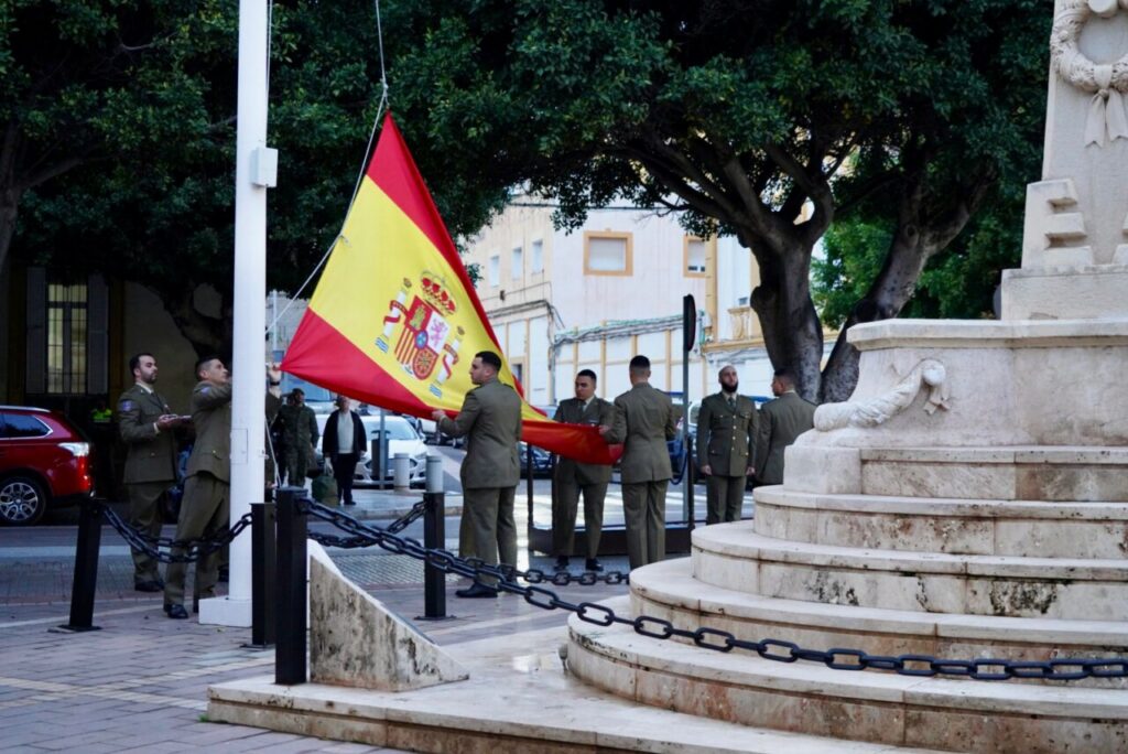 Militares arriando la bandera de España en Melilla