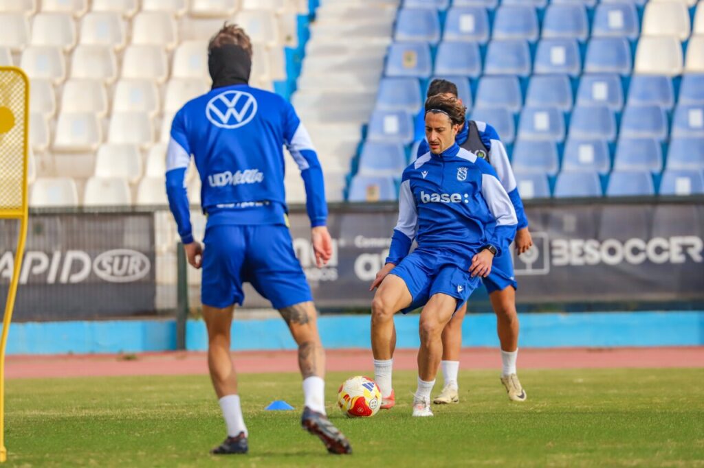 José Ángel Ayala entrenando con la U.D. Melilla en el campo de fútbol.