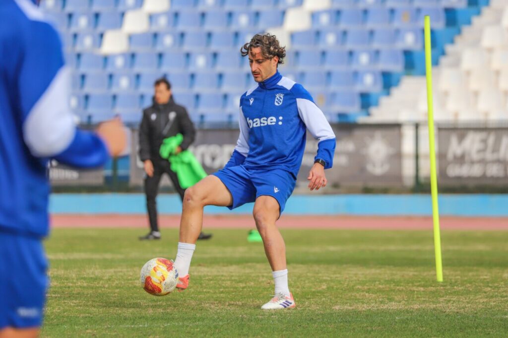 José Ángel Ayala entrenando con la U.D. Melilla en el campo
