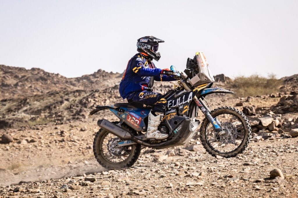Piloto melillense en moto durante el Rally Dakar 2026 en Arabia Saudí