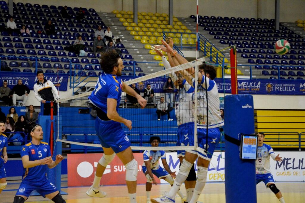 Jugador del Club Voleibol Melilla atacando durante un partido contra Benidorm