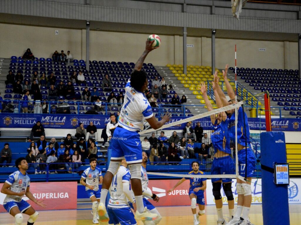 Jugador del Club Voleibol Melilla saltando para rematar el balón en un partido