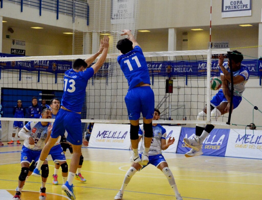 Jugadores del Club Voleibol Melilla en un partido contra Benidorm
