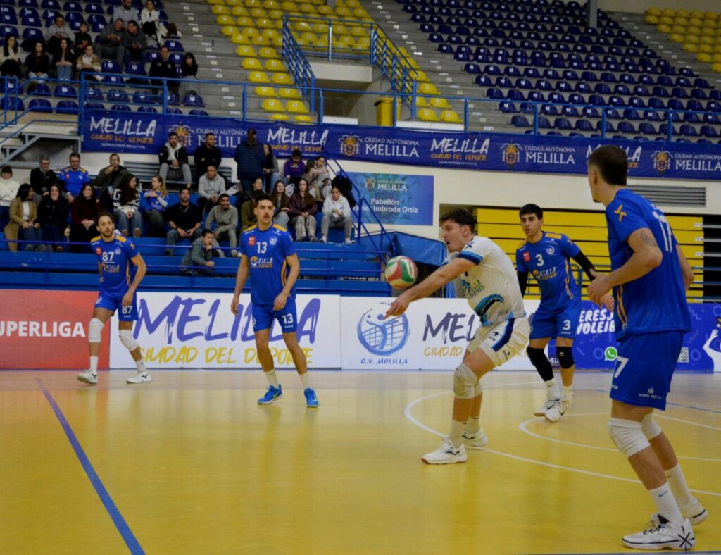 Jugadores del Club Voleibol Melilla durante un partido contra Benidorm