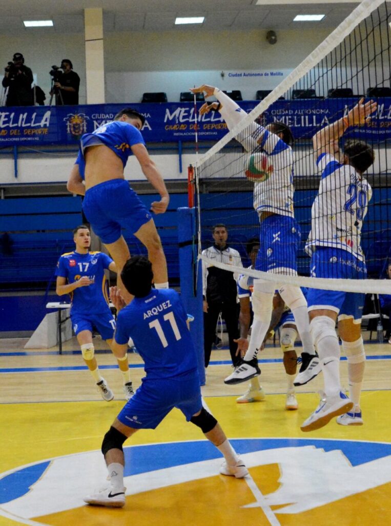Jugadores del Club Voleibol Melilla en acción durante un partido contra Benidorm