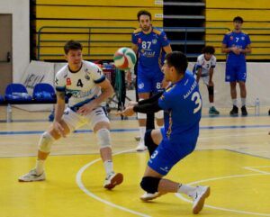 Jugadores del Club Voleibol Melilla en acción durante un partido