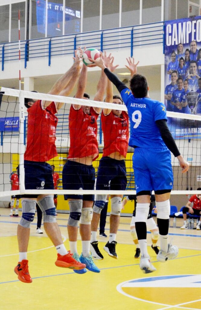 Jugadores del Club Voleibol Melilla en acción durante un partido