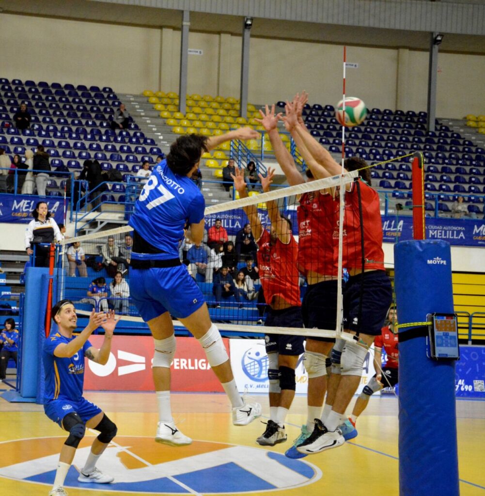Jugadores del Club Voleibol Melilla en un partido contra Cisneros La Laguna