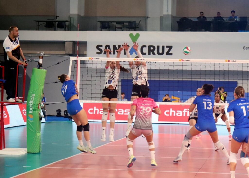 Jugadoras del Club Voleibol Melilla compitiendo en la Copa de la Reina.