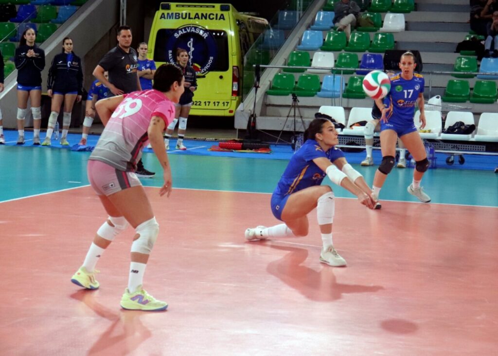 Jugadoras del Club Voleibol Melilla durante un partido de la Copa de la Reina