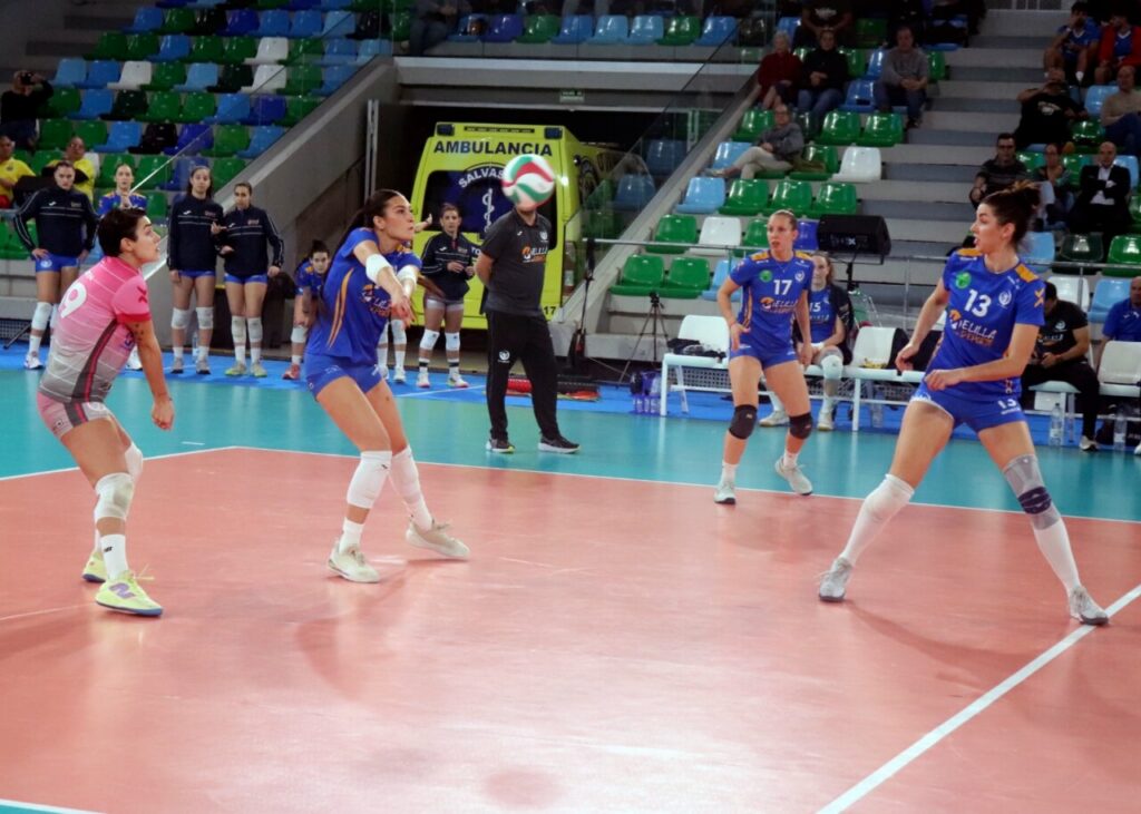 Jugadoras del Club Voleibol Melilla en acción durante un partido de la Copa de la Reina.