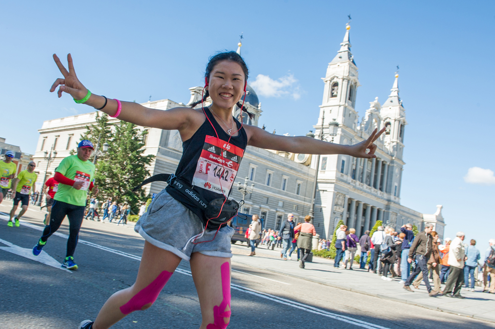 Corredora sonriente en la Zurich RNR Running Series en Madrid