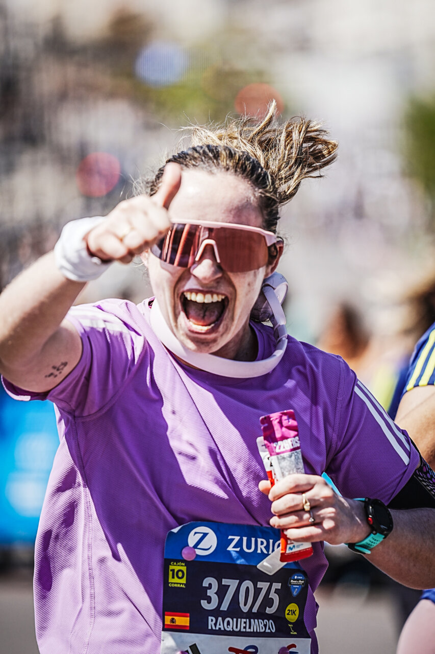 Corredora sonriente en la Zurich RNR Running Series de Madrid 2026