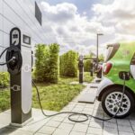 Coche eléctrico cargando en una estación de carga en Madrid