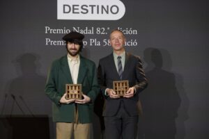 David Uclés y otro autor sosteniendo premios en evento literario