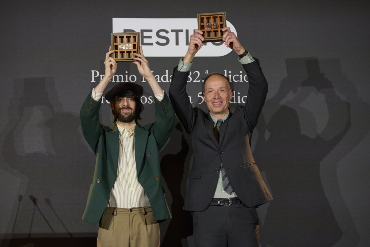 David Uclés y otro ganador sosteniendo premios en un evento literario