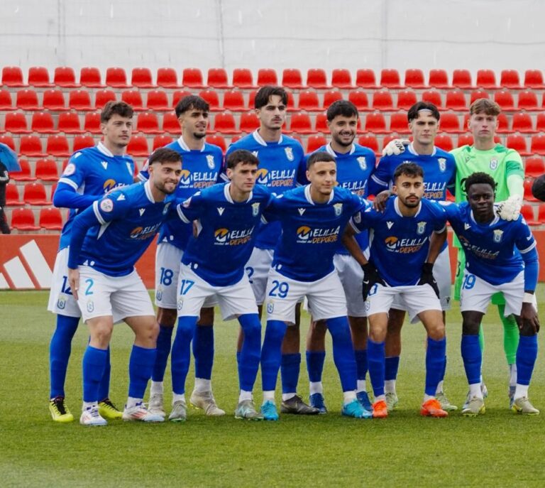 Jugadores de la U.D. Melilla B posando en el campo de fútbol