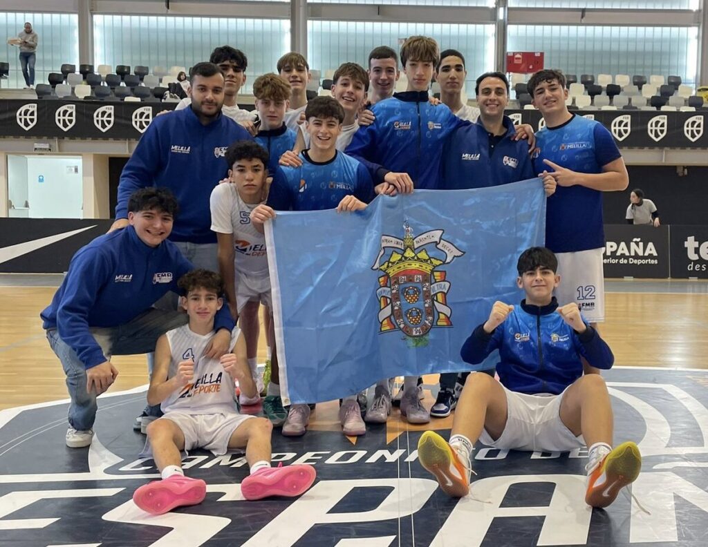 Jugadores de baloncesto de Melilla posando con una bandera en el campeonato
