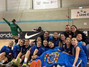 Jugadoras de baloncesto del equipo melillense posando tras el campeonato