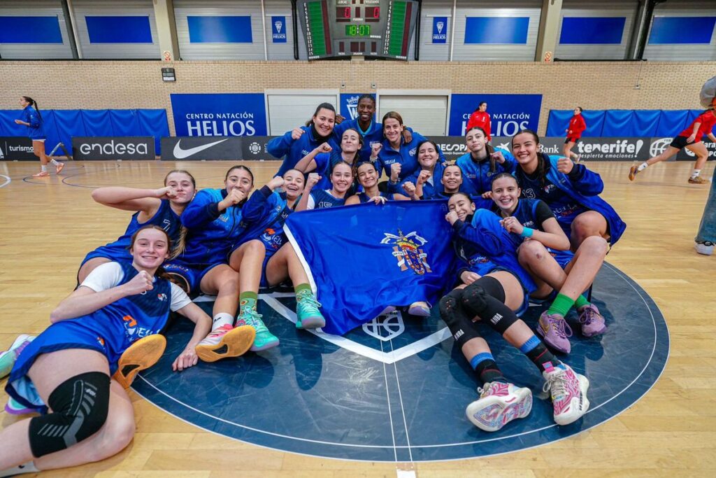 Jugadoras de baloncesto de Melilla celebrando en el campeonato infantil y cadete