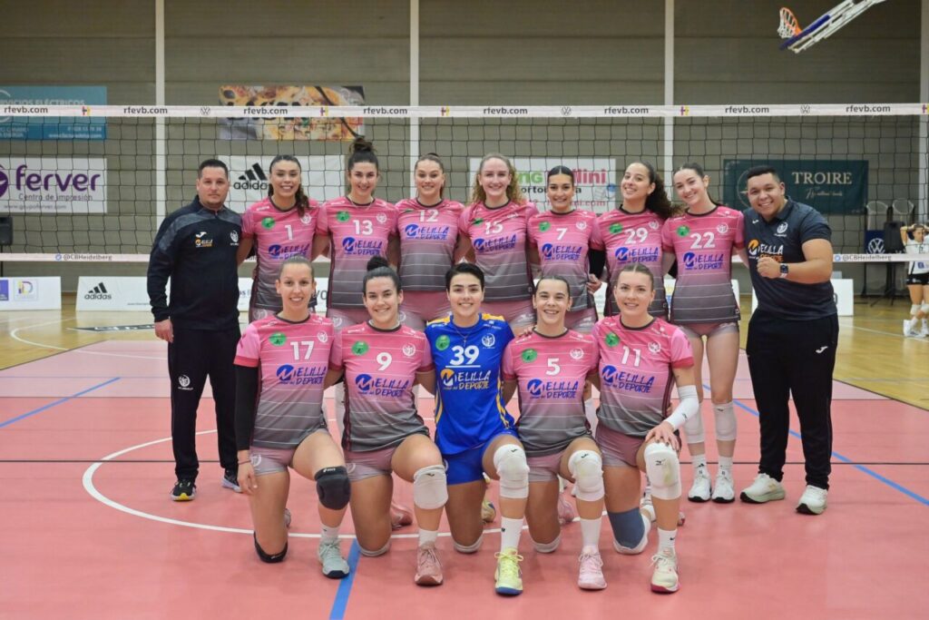 Equipo del Club Voleibol Melilla posando en la cancha de voleibol