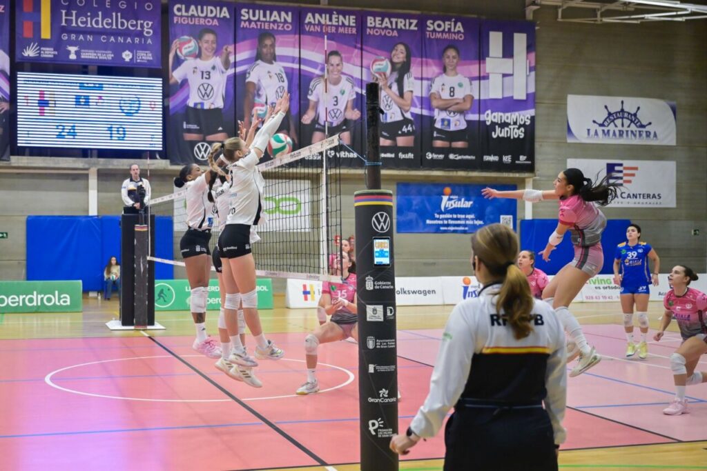 Jugadoras de voleibol en acción durante un partido entre Heidelberg y Melilla.