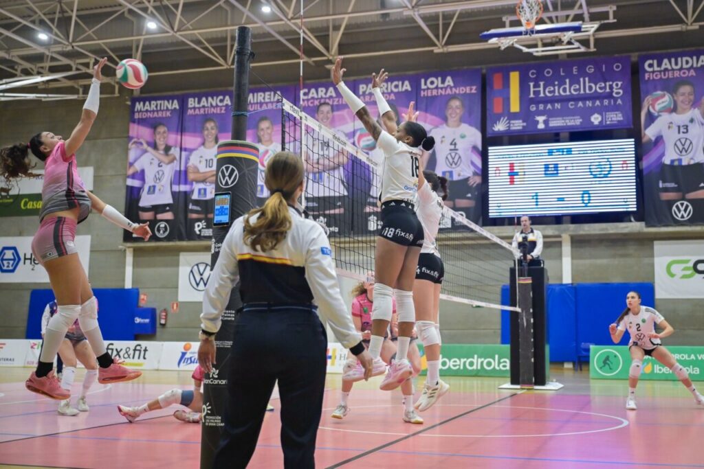 Jugadoras del Club Voleibol Melilla en un partido contra Heidelberg Volkswagen