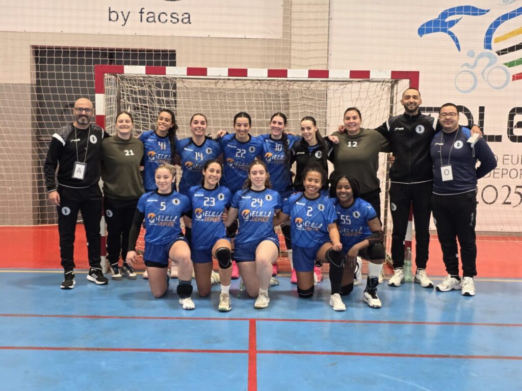 Equipo de balonmano T-Maravilla Melilla posando tras una victoria importante