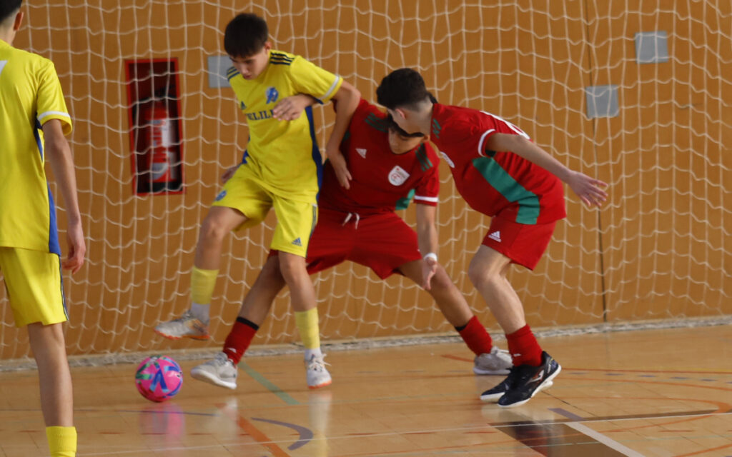 Jugadores de fútbol sala compitiendo en el CESA Sub-14 y Sub-16