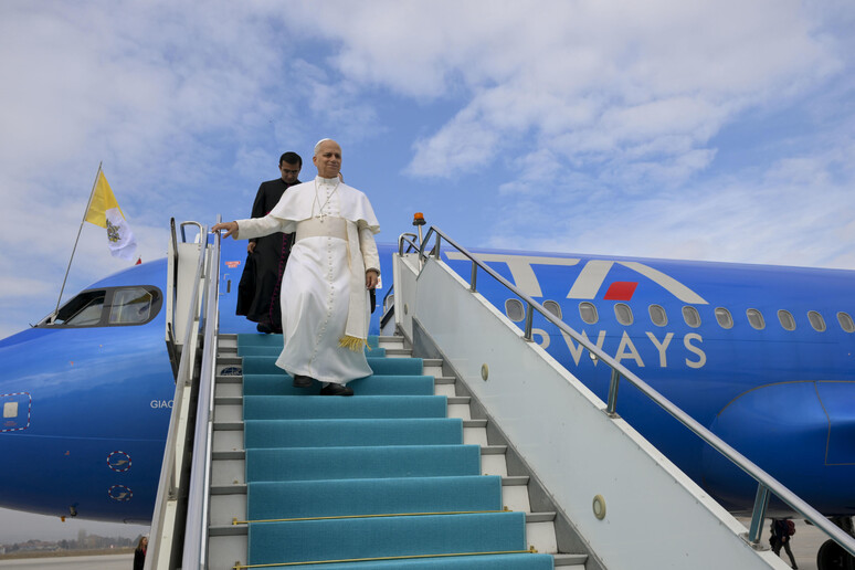 El Papa León XIV descendiendo de un avión en su visita a España
