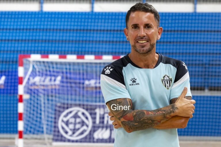 Entrenador Gustavo Bravo posando en el gimnasio antes de la Supercopa