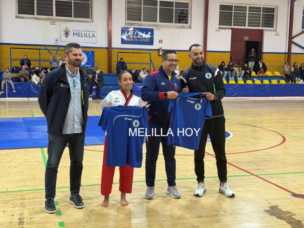Entrega de camisetas en evento de taekwondo en Melilla