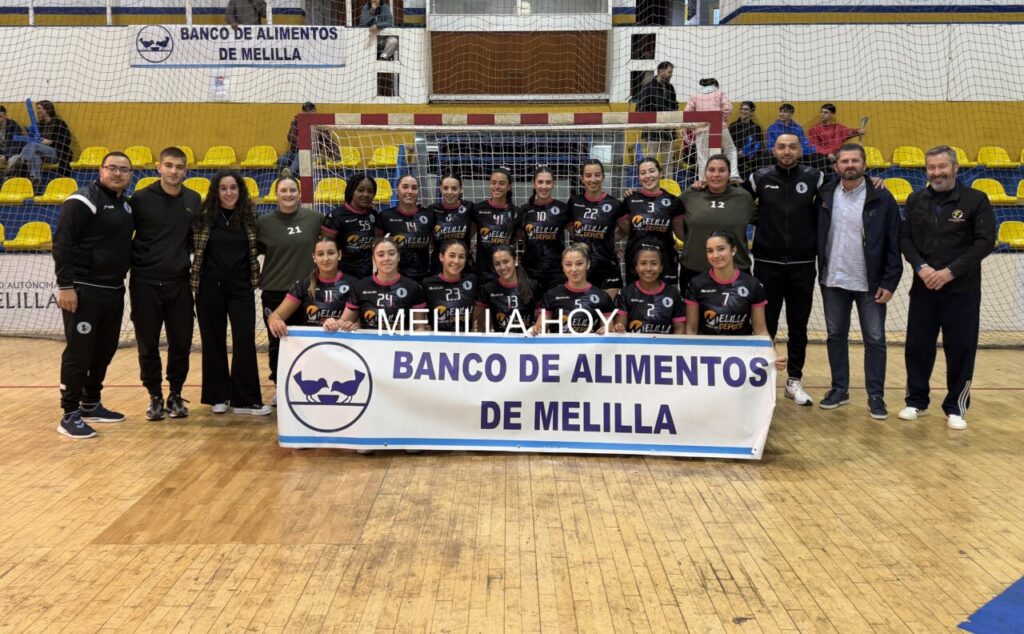 Equipo de balonmano T-Maravilla de Melilla posando con un cartel del Banco de Alimentos