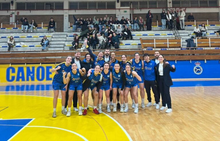 Jugadoras del MCD La Salle celebrando una victoria en la cancha