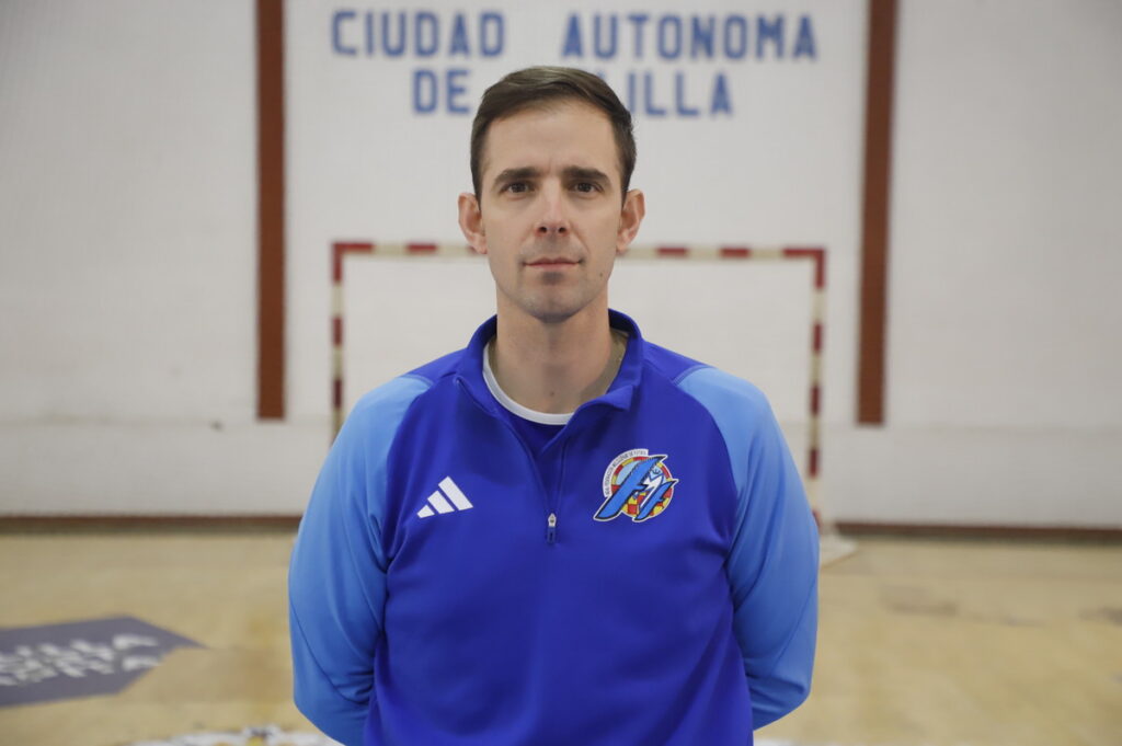 Entrenador del equipo de fútbol sala de Melilla en el pabellón