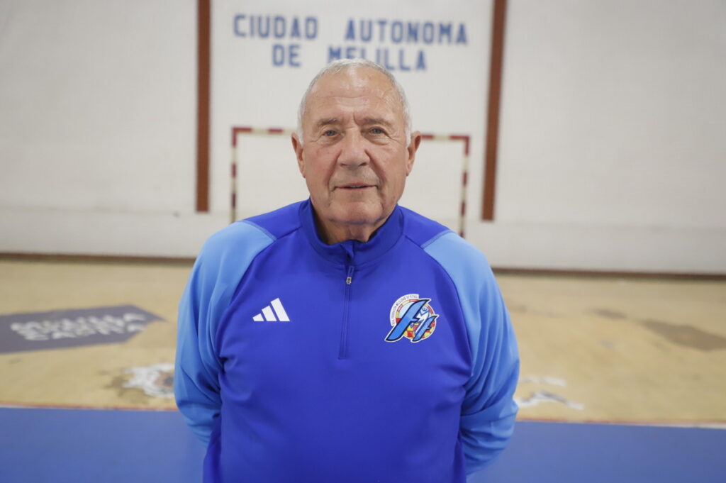 Entrenador de fútbol sala en el pabellón de Melilla