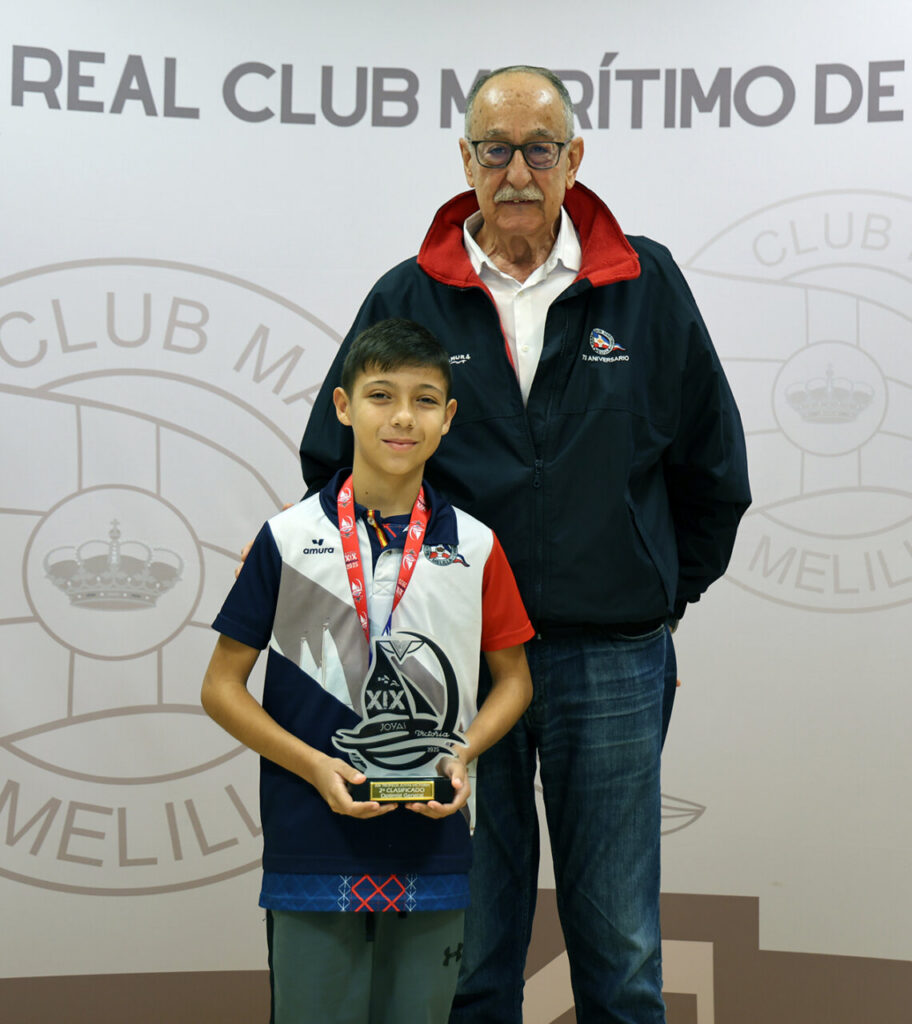 Niño con medalla y trofeo en el Real Club Marítimo de Melilla