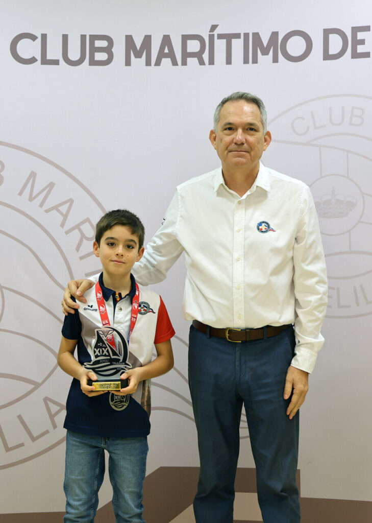 Entrega de trofeos a un joven regatista en el Real Club Marítimo de Melilla