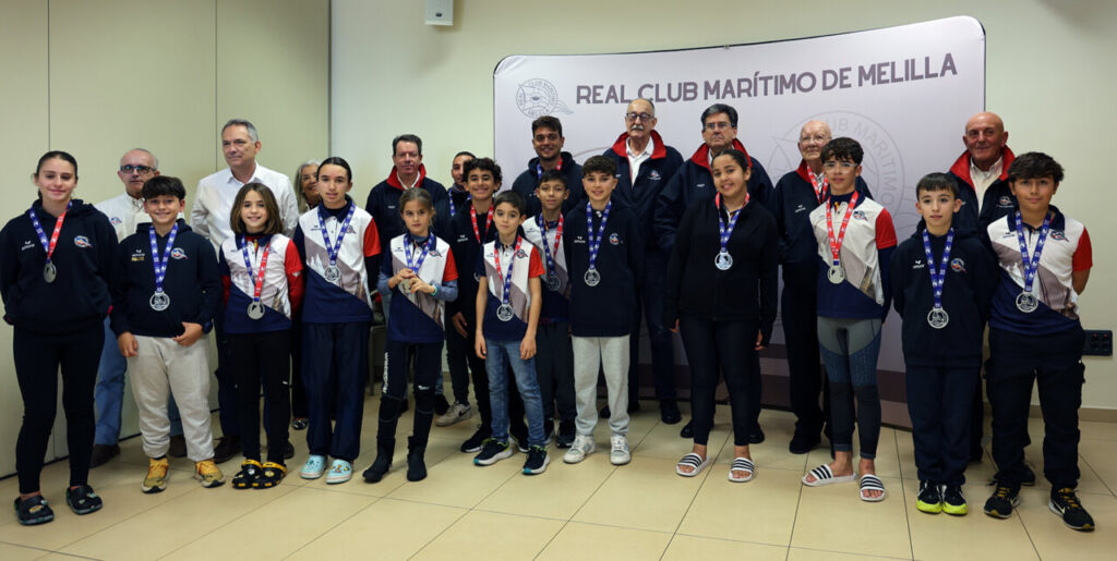 Grupo de jóvenes con medallas en la entrega de trofeos del XIX Trofeo Joyas Victoria