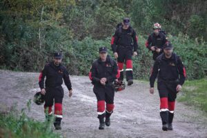 Grupo de rescatistas caminando por un sendero natural