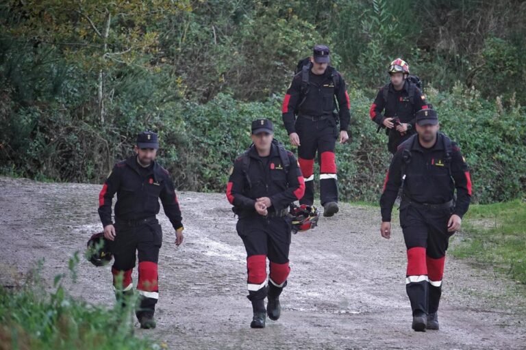 Grupo de rescatistas caminando por un sendero natural