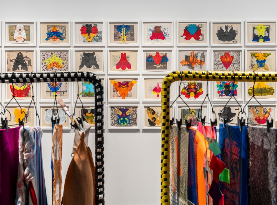 Obra de Quisqueya Henríquez en exposición en Madrid, arte contemporáneo caribeño.