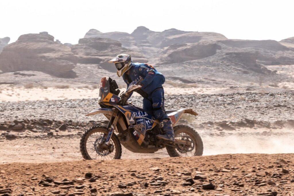 Piloto Rachid Al-Lal compitiendo en el Dakar en el desierto saudí