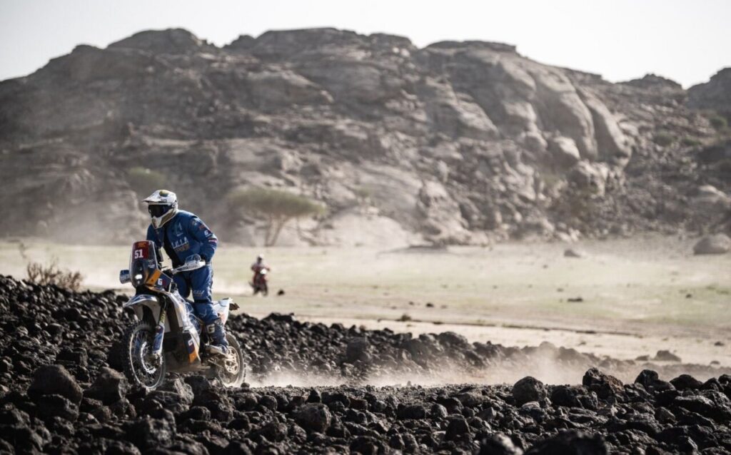 Piloto Rachid Al-Lal compitiendo en el Rally Dakar 2026 en Arabia Saudí