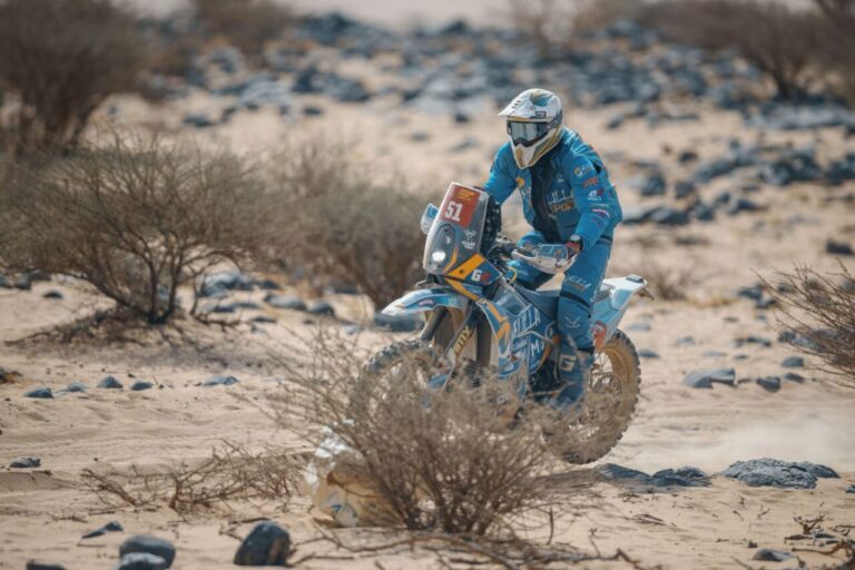 Piloto Rachid Al-Lal compitiendo en el Rally Dakar 2026 en su moto.