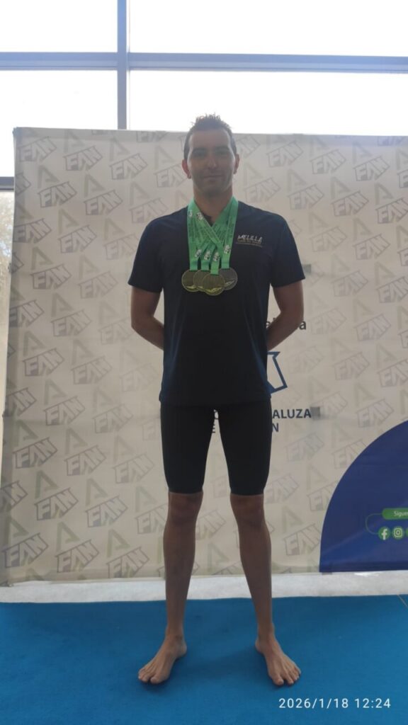 Nadador del Club Natación Rusadir mostrando sus medallas en el campeonato
